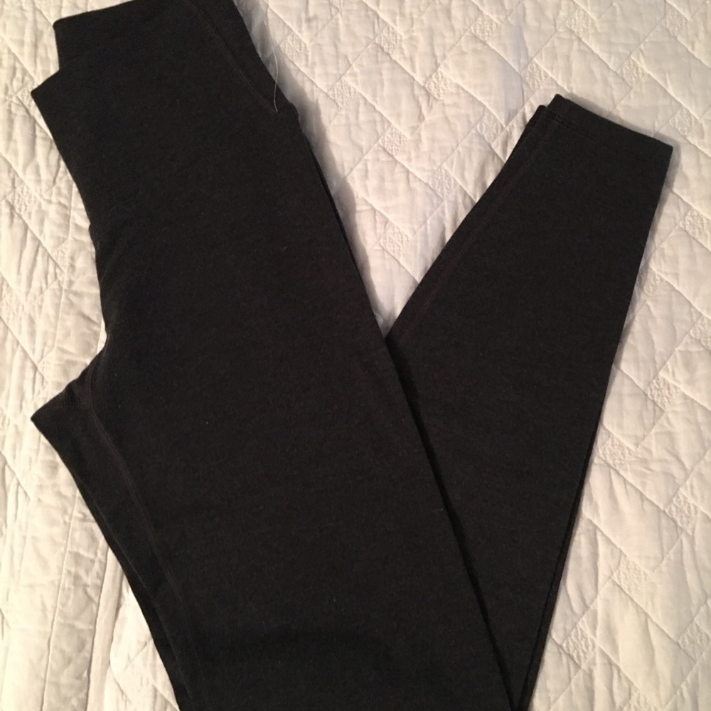 ON dark gray active leggings